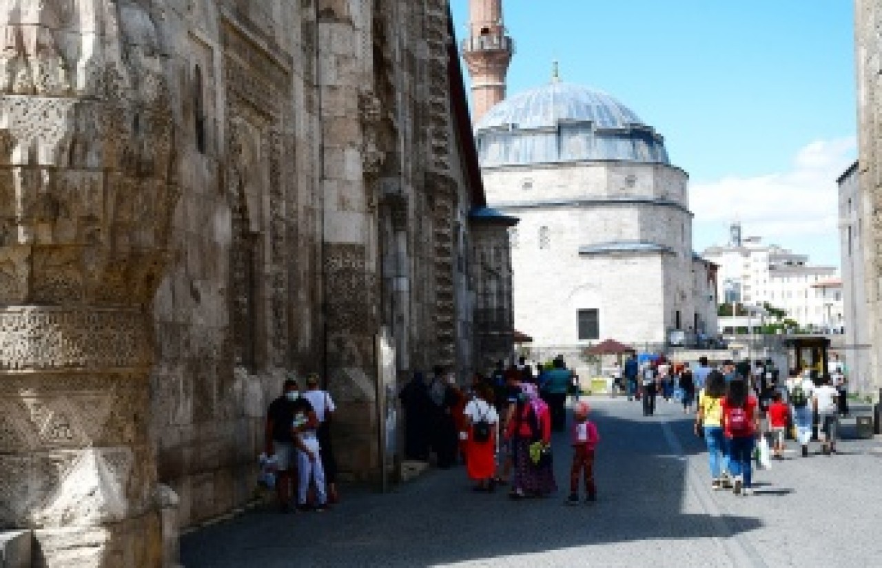 Tarihi yapılar turist çekiyor