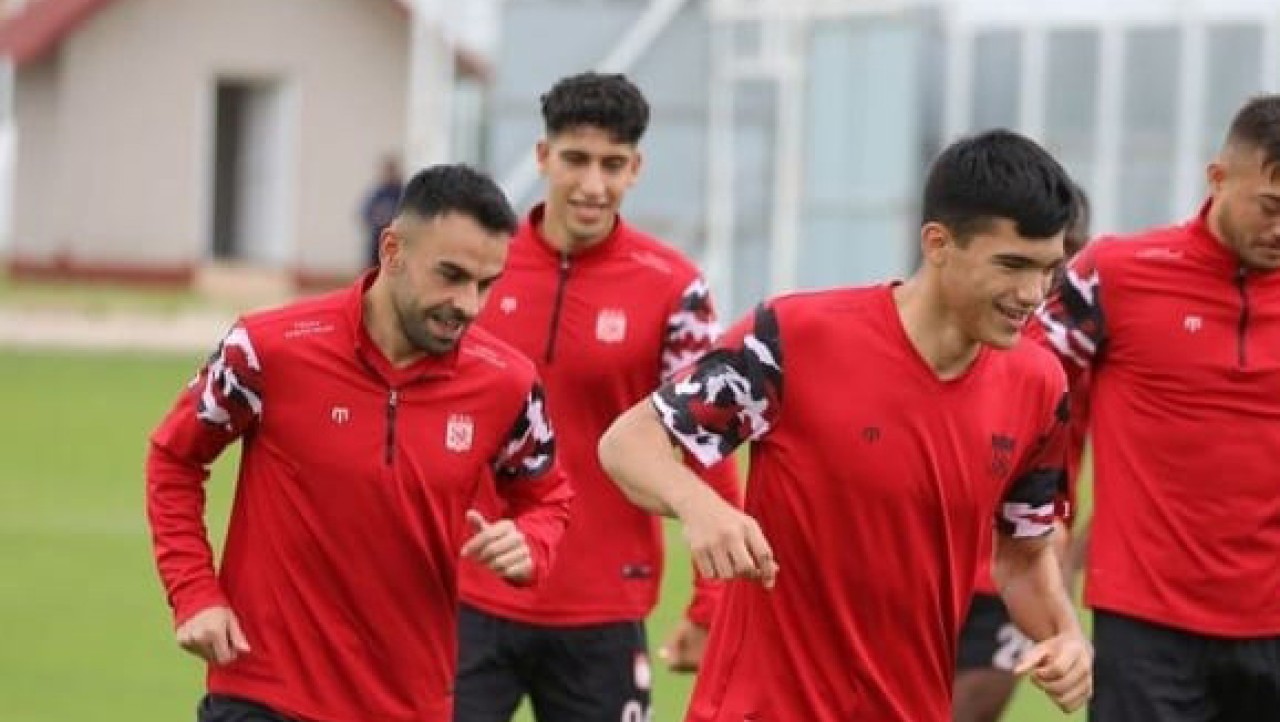 EMRE VE  MEHMET 11 BEKLİYOR