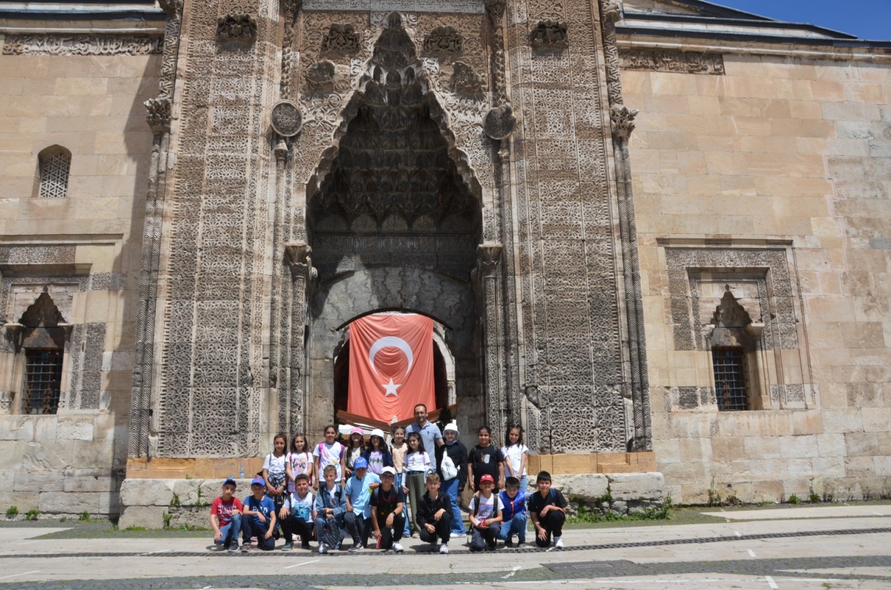 ZARALI ÖĞRENCİLER SİVAS’TA