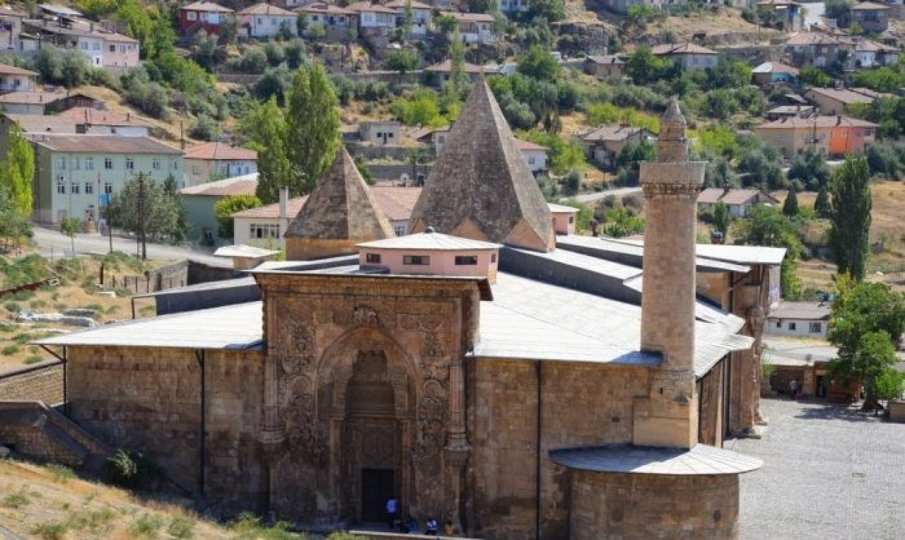 Dünyada eşi benzeri yok,  ince işçilikle yenileme çalışmaları sürüyor