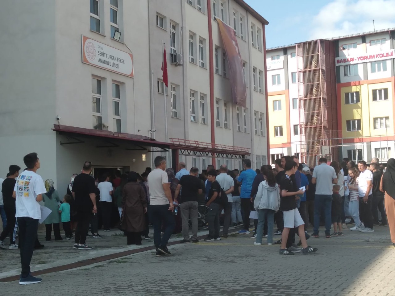 BURSLULUK SINAVINA YOĞUN KATILIM