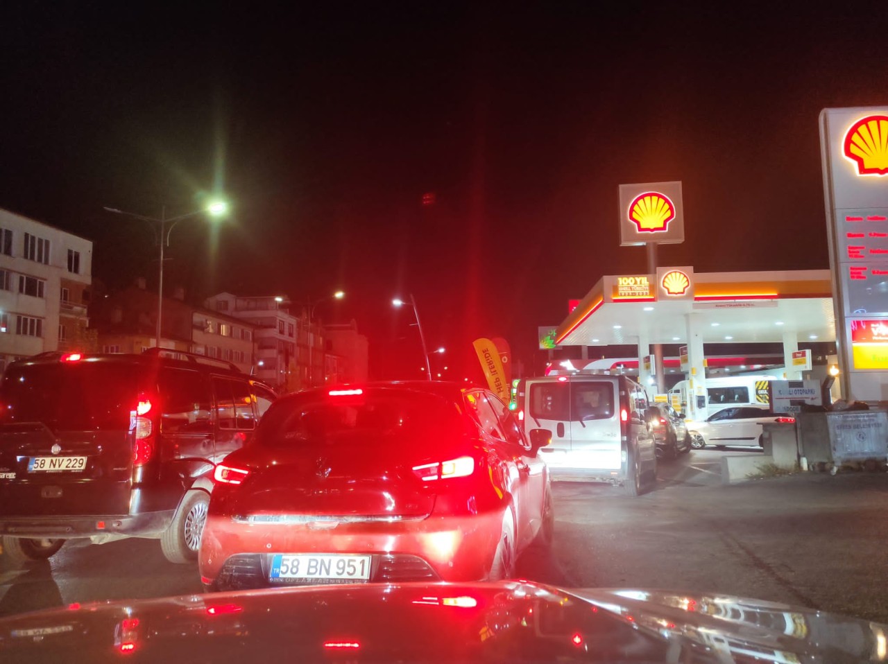 PETROL KUYRUĞU BAŞLADI