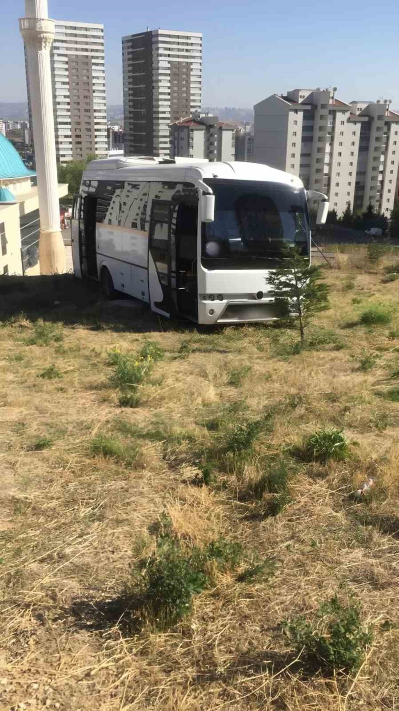 Başkentte servis kazasını rögar kapağı engelledi