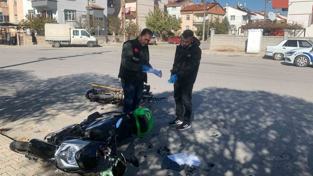 Motosikletler Çarpıştı 2 Kişi Yaralandı