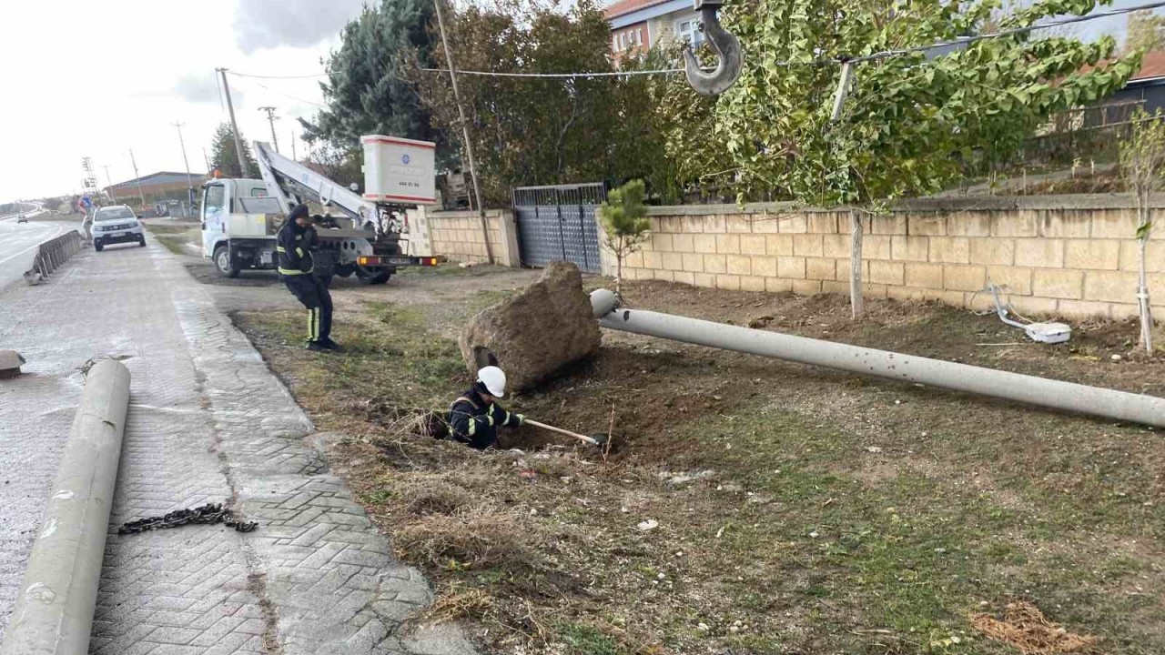 Rüzgar Elektrik Direğini Devirdi