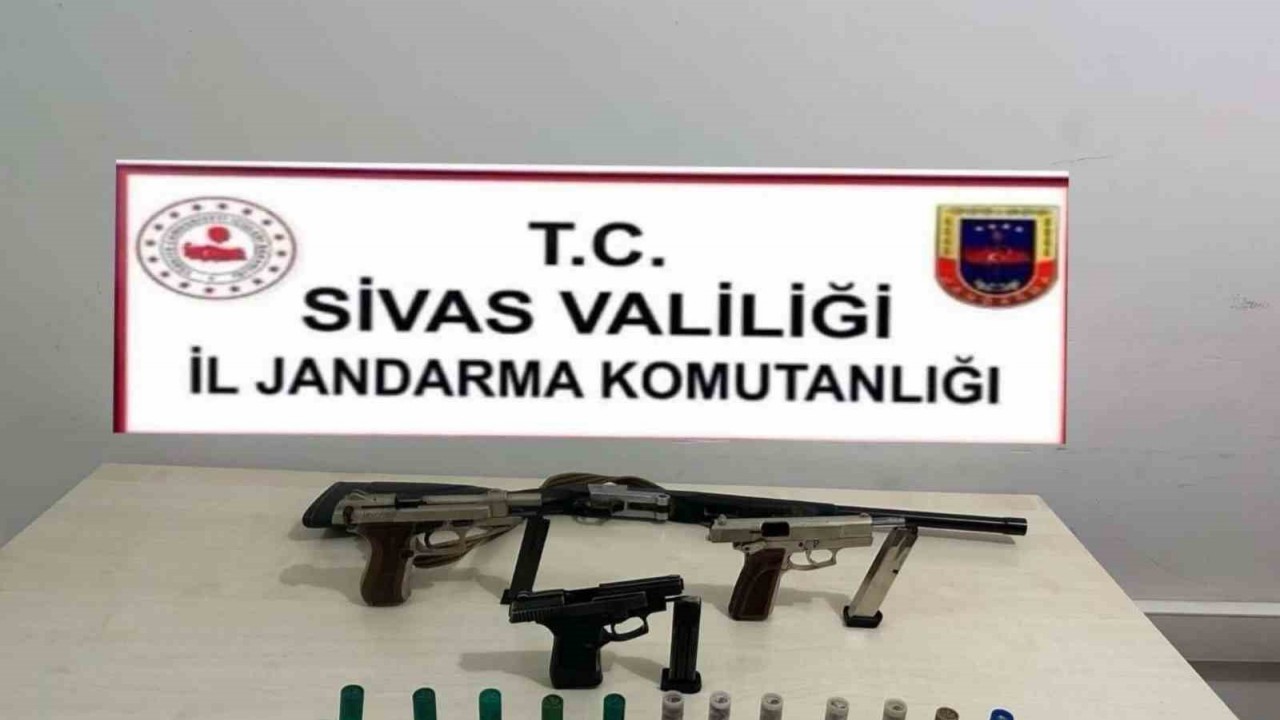 Sivas'ta Silahlı Tehdit Suçlamasıyla Aranan Şahsın Evine Yapılan Aramada 3 Tabanca ve 1 Tüfek Ele Geçirildi