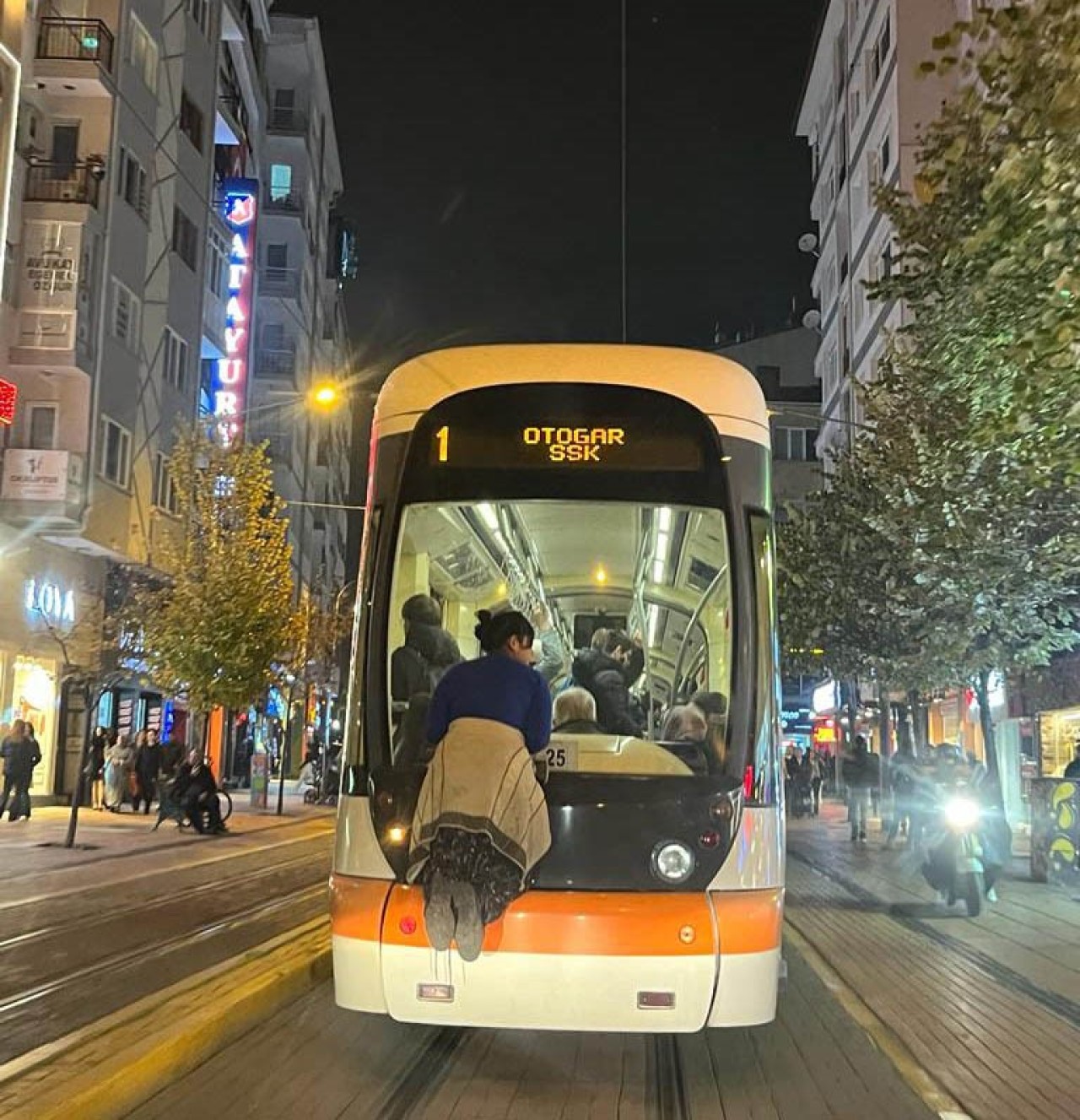 Tramvayın Arkasında Yürekleri Ağza Getirdi