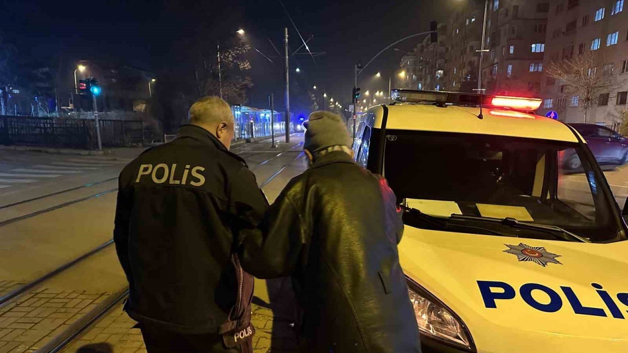 Kaybolan Yaşlı Adamın İmdadına Polis Yetişti