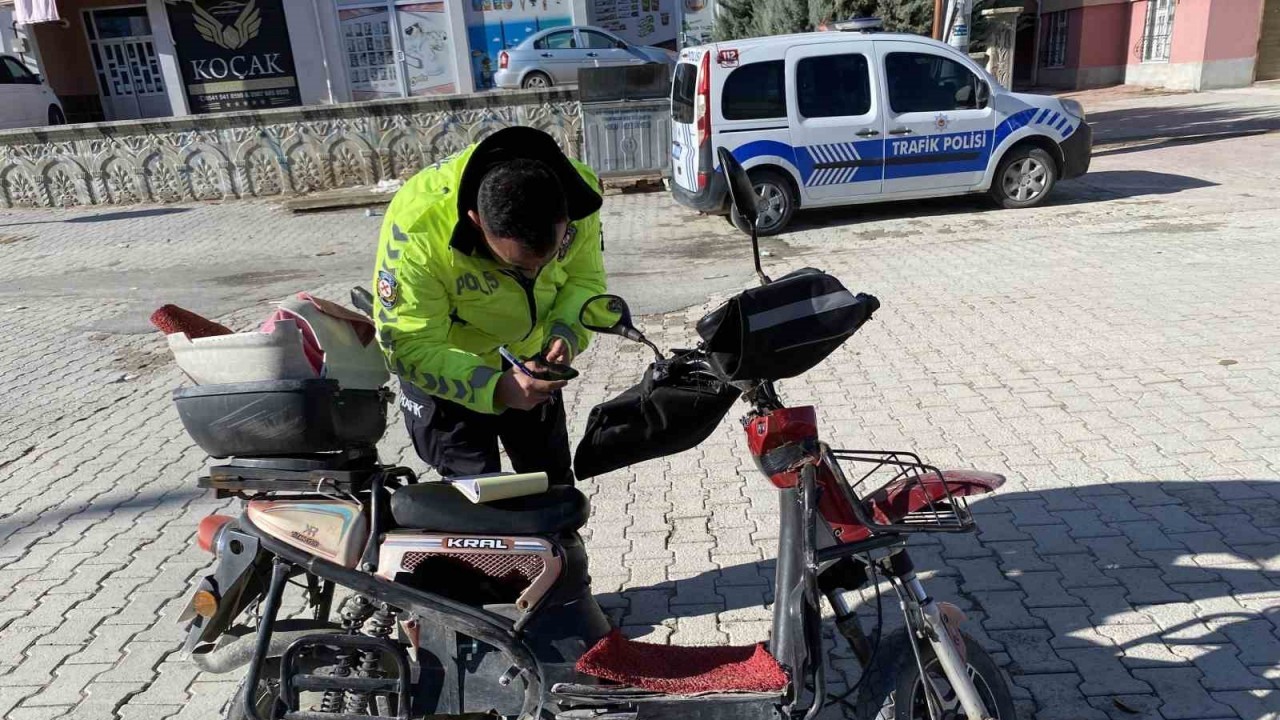 Motorlu Kurye Hafif Ticari Araçla Çarpıştı