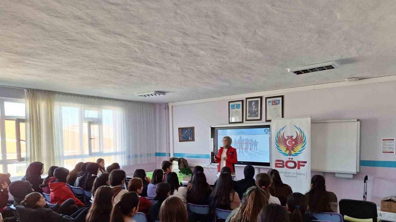 Polis Ekiplerinden ‘Güvenli Gençlik ve Güvenli Gelecek Okul Konferansları’ Projesi