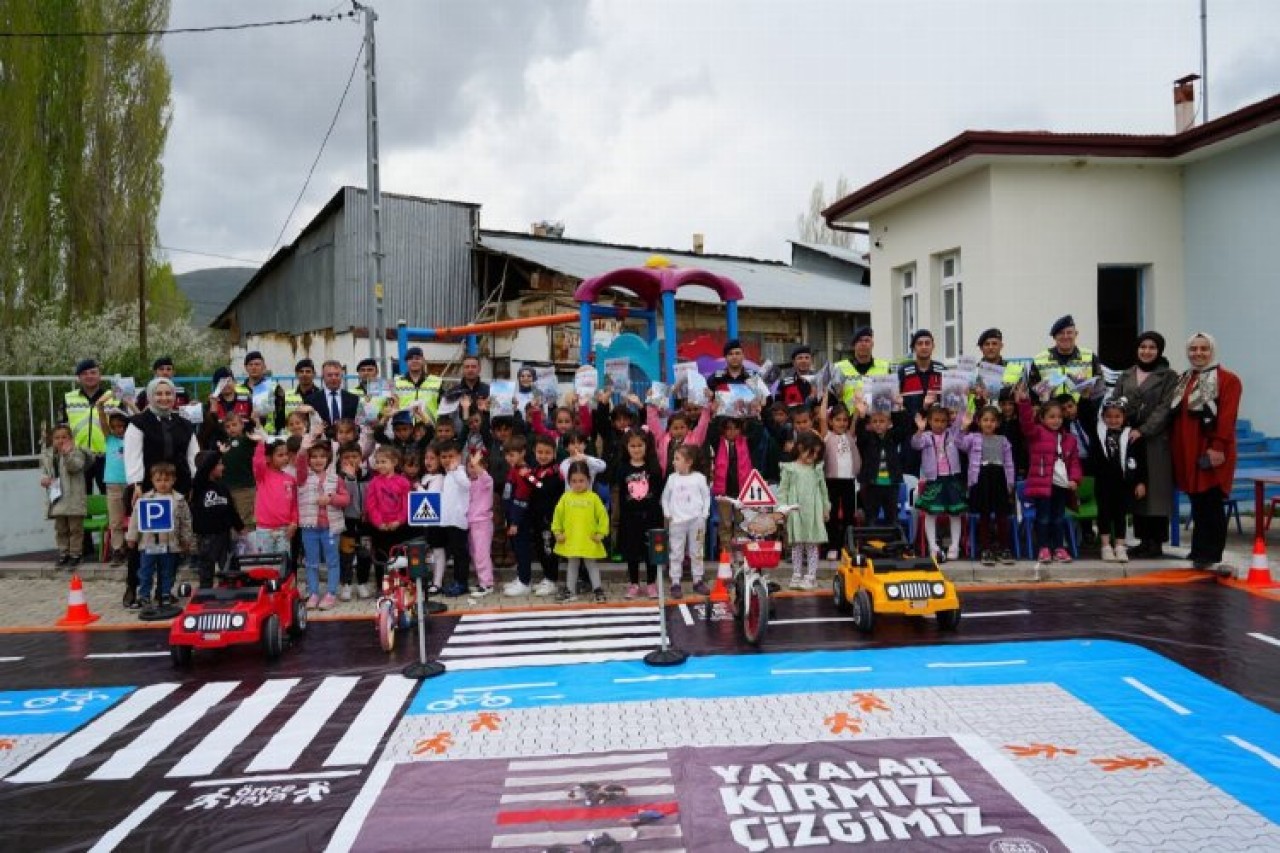 Bayburt'ta Geleceğin Sürücüleri Trafik Eğitiminde Eğlendi!