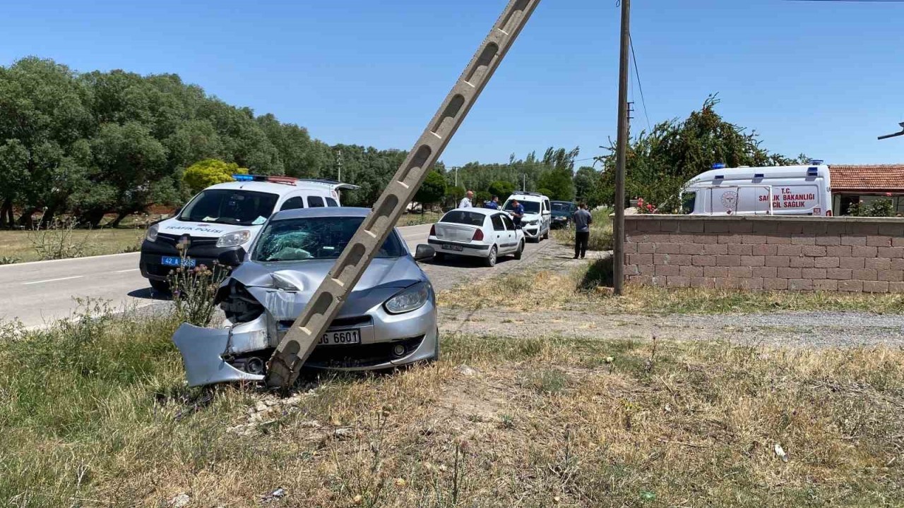 Konya’da Elektrik Direğine Çarpan Otomobilde 3 Yaralı