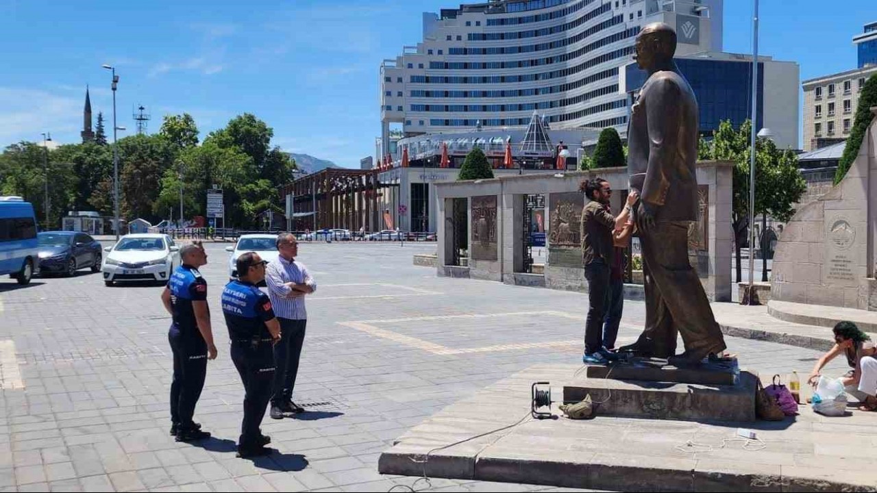 Saldırılan Atatürk heykeli onarıldı