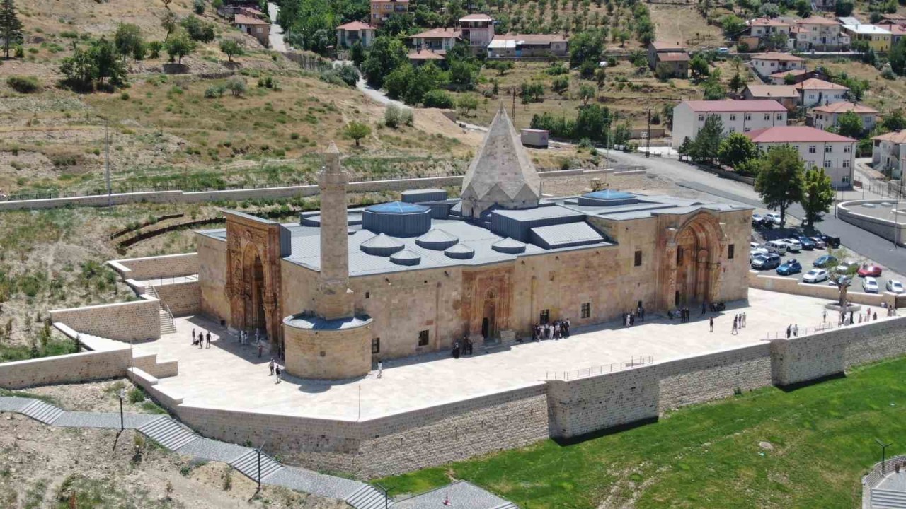 Divriği Ulu Camii ve Darüşşifası Restorasyon Sonrası İbadete Açıldı