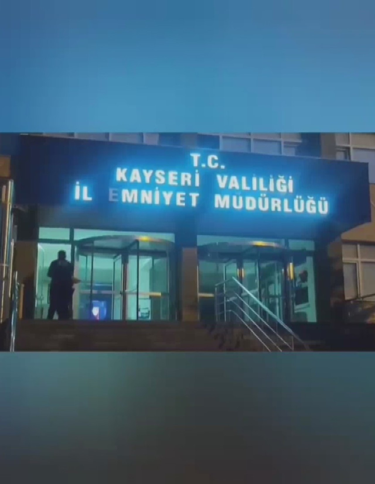 Polisi Şüpheli Araçta Uyuşturucu ve 10 Yıl Hapis Cezalı Kişiyi Yakaladı