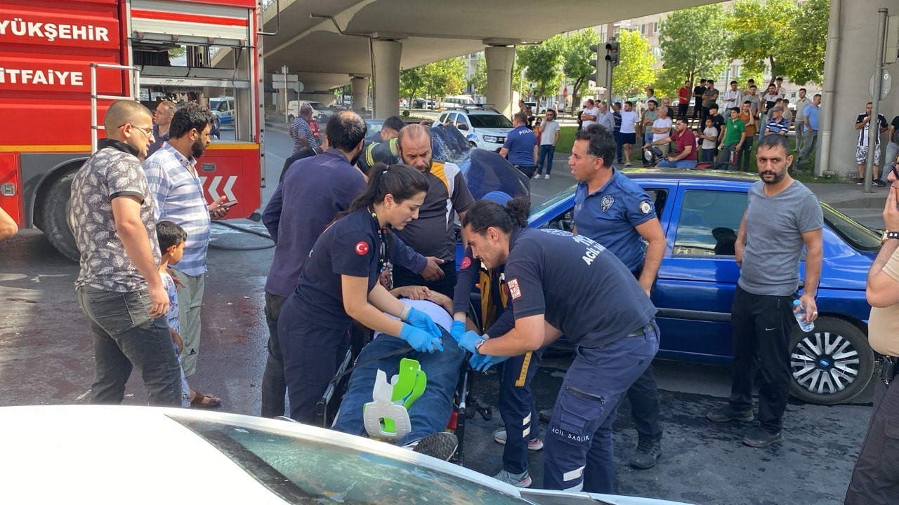 Kayseri Kocasinan'da Zincirleme Trafik Kazası: Kamyonet Devrildi,  3 Kişi Yaralandı