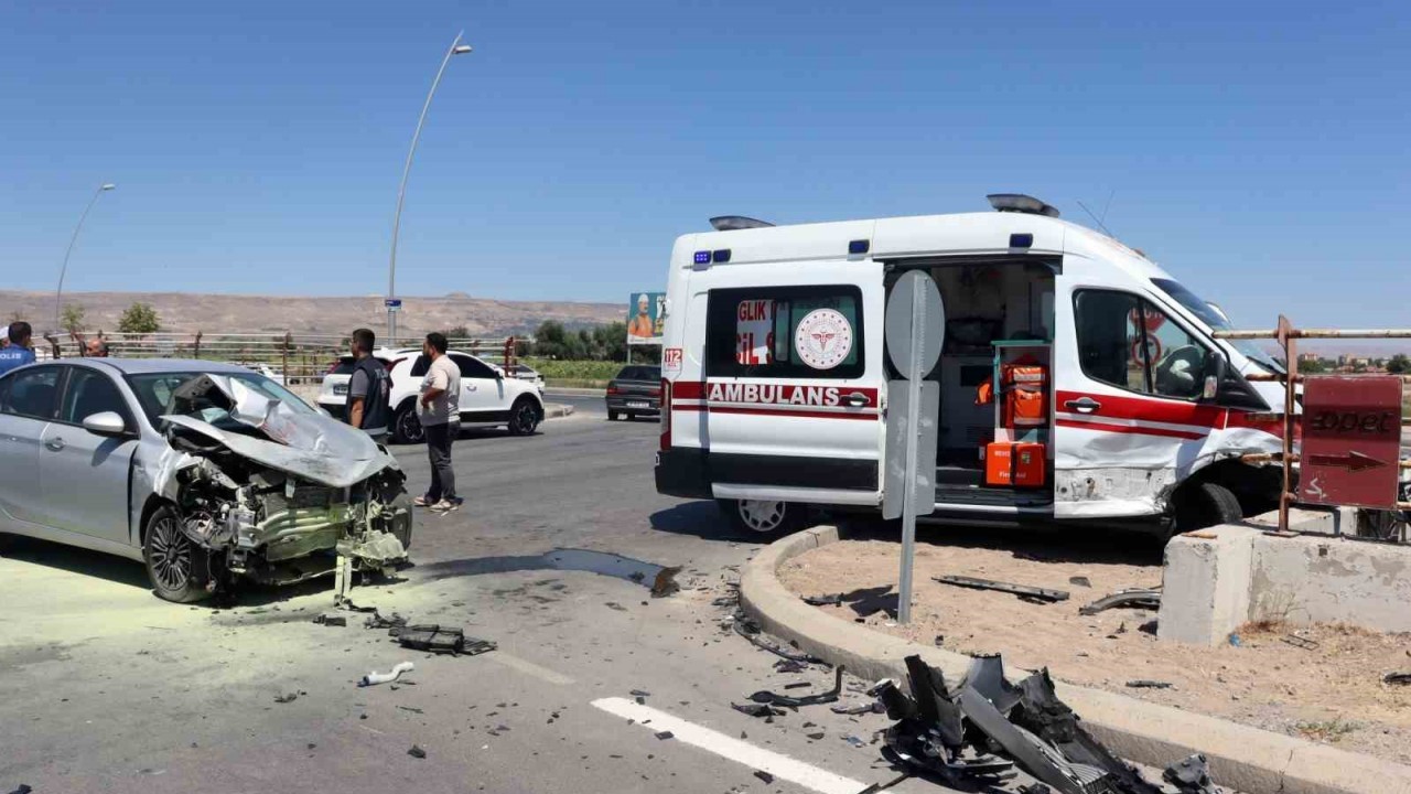 Kayseri'de Korkutan Kaza: Ambulans ve Otomobil Çarpıştı,  6 Yaralı