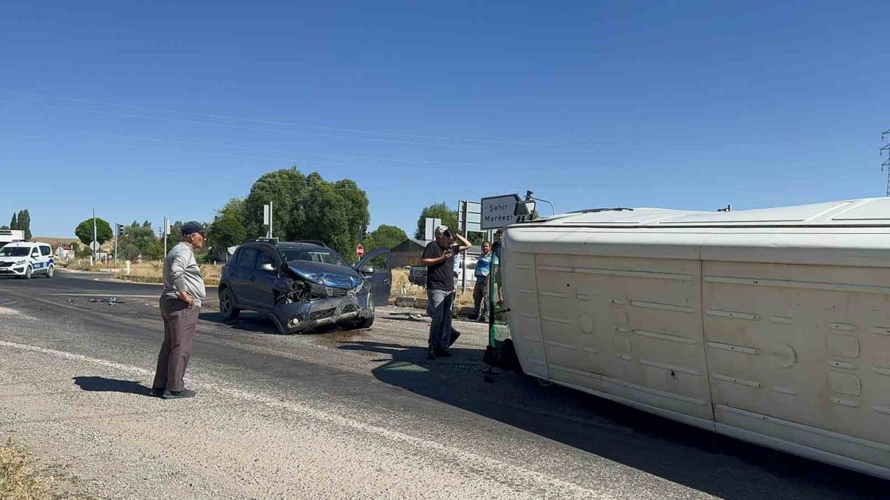 Sivas Kangal'da Minibüs ve Otomobil Çarpıştı: 2 Yaralı