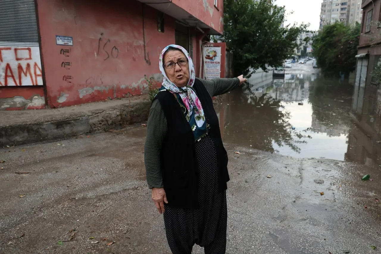 Adana’da Şiddetli Yağışta Sokaklar Göle Döndü,  Vatandaşlar Kayıkla Gezdi