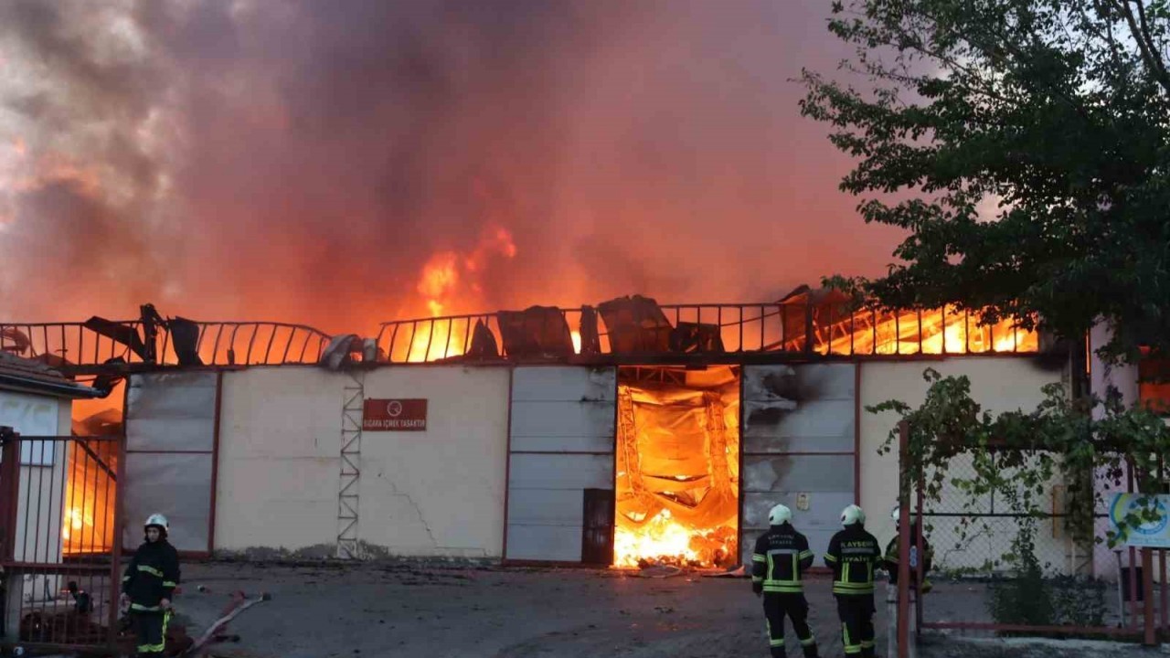 Kayseri'de Keçe Fabrikasında Büyük Yangın: Müdahale Devam Ediyor