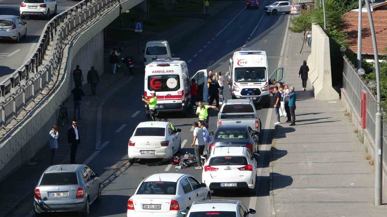 Kayseri'nin Kocasinan İlçesinde İki Ayrı Trafik Kazası: 2 Yaralı