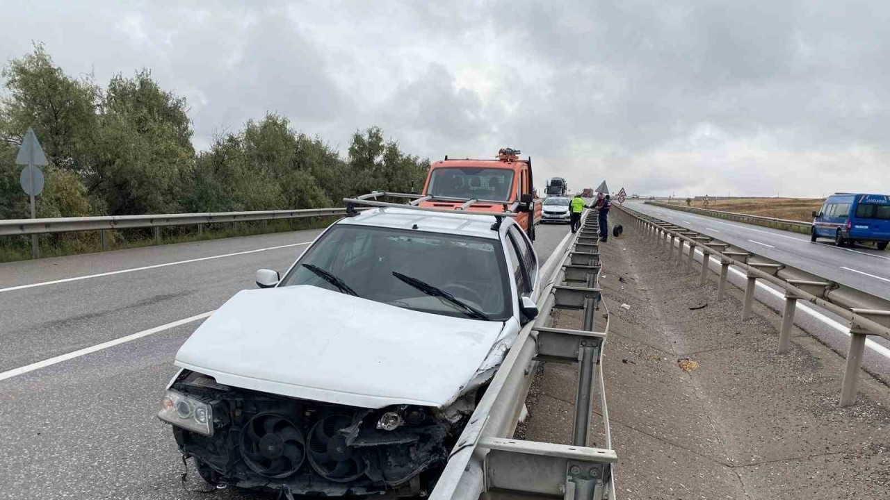 Sivas-Kayseri Yolu'nda Trafik Kazası: 3 Kişi Hastanelik Oldu