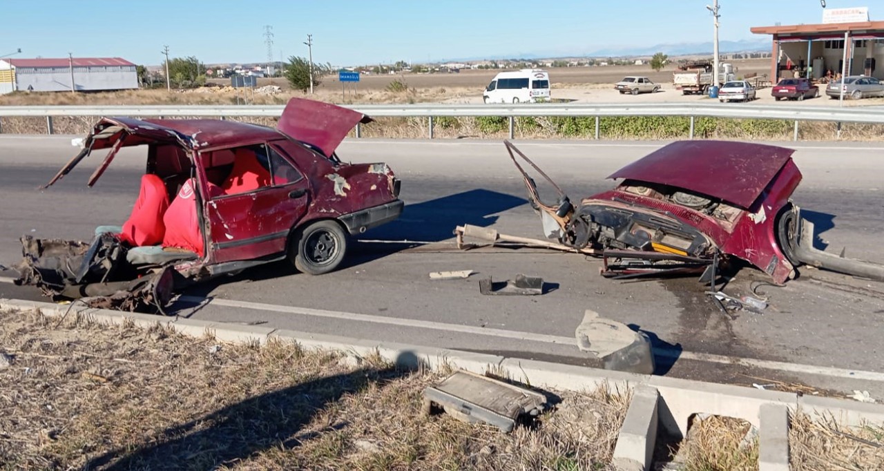 Adana'da Trafik Kazasında Tofaş Otomobil Ortadan İkiye Ayrıldı,  4 Yaralı