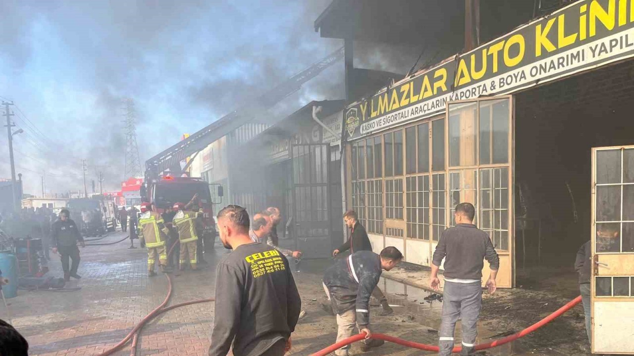 Afyonkarahisar’da Demir Doğrama Atölyesinde Yangın: 5 Dükkan Etkilendi