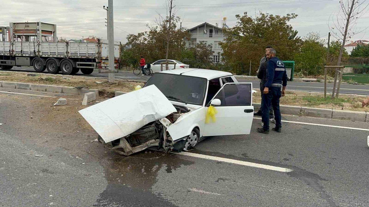 Aksaray'da Tofaş Marka Otomobil Refüje Çarptı: Sürücü Yaralandı