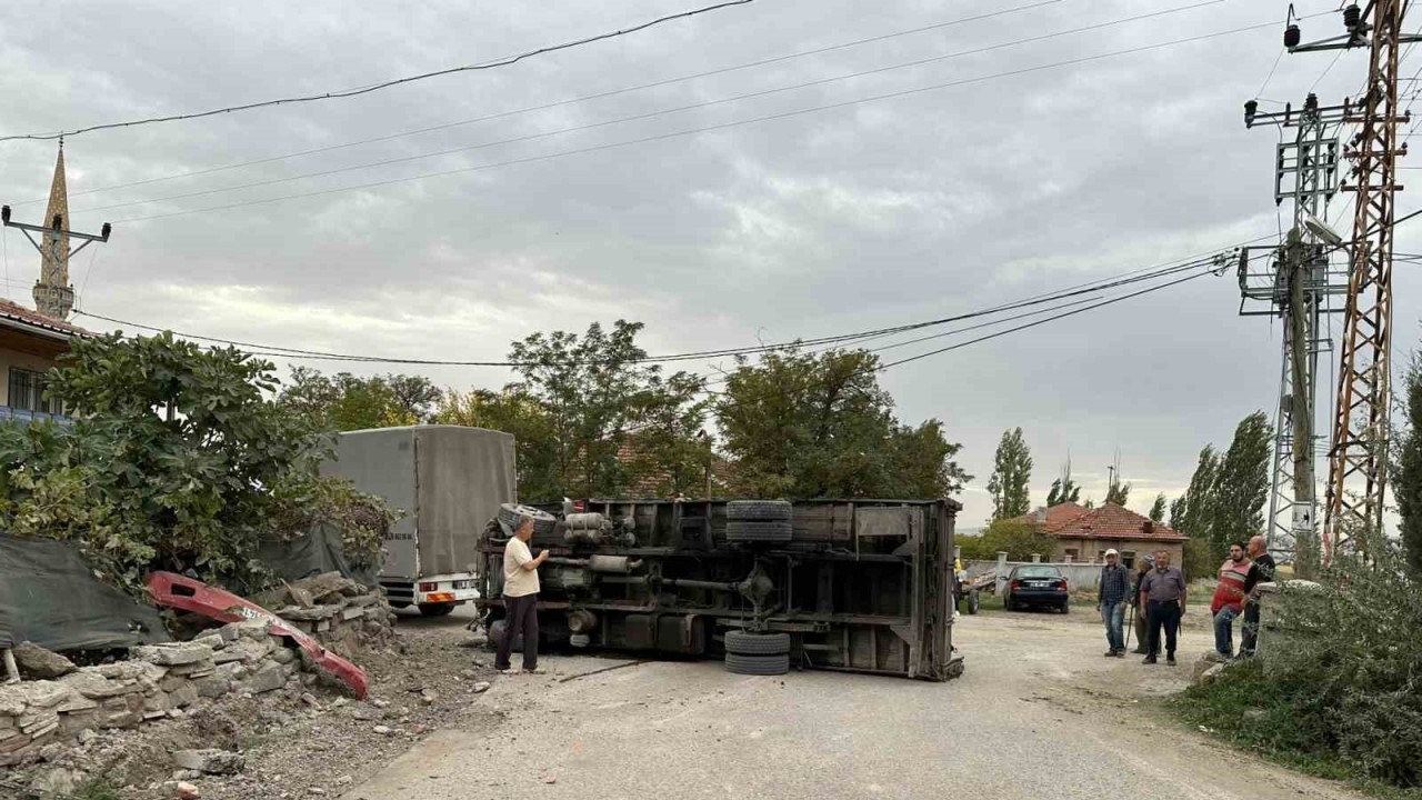 Ankara'da Freni Boşalan Kamyon Kaza Yaptı