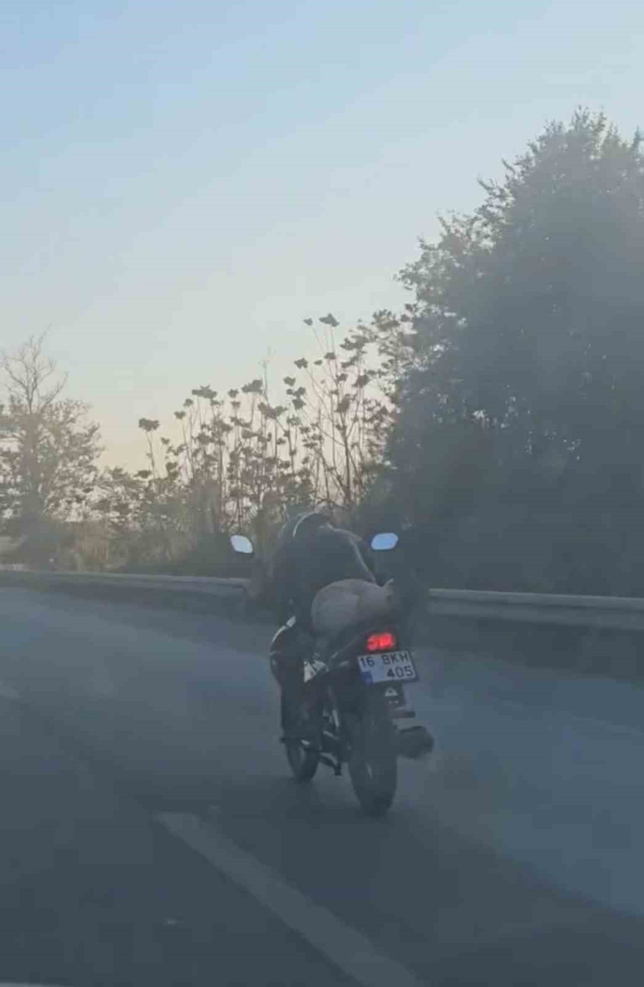 Bursa'da Sürücü,  Motosikletin Üzerine Yatarak Trafikte Seyretti