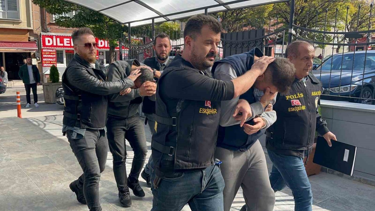 Eskişehir’de MİT Personeli Gibi Davranarak Dolandırıcılık Yapan İki Şüpheli Kocaeli’de Yakalandı