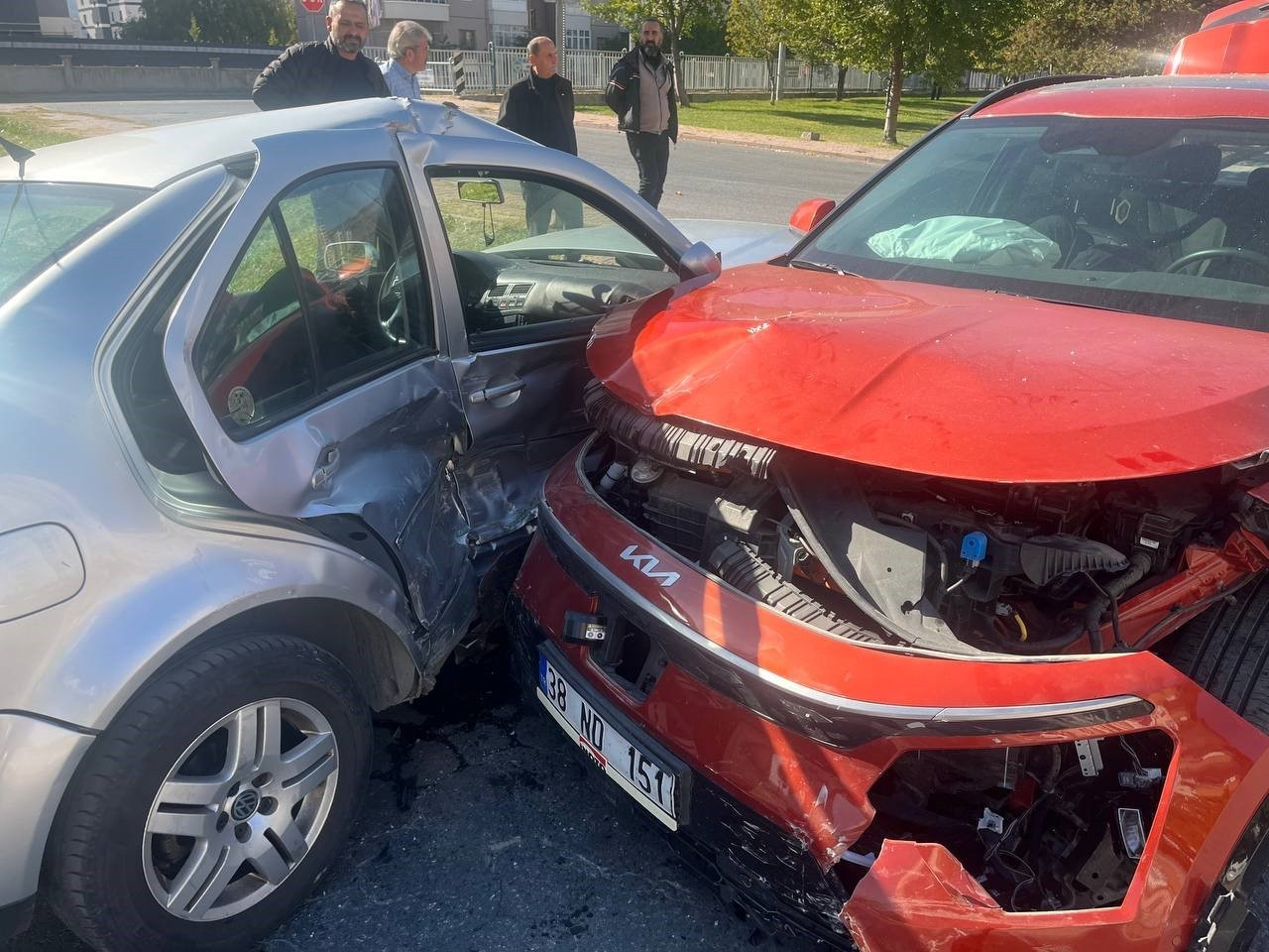 Kayseri Melikgazi'de Kavşakta Çarpışma: 3 Yaralı