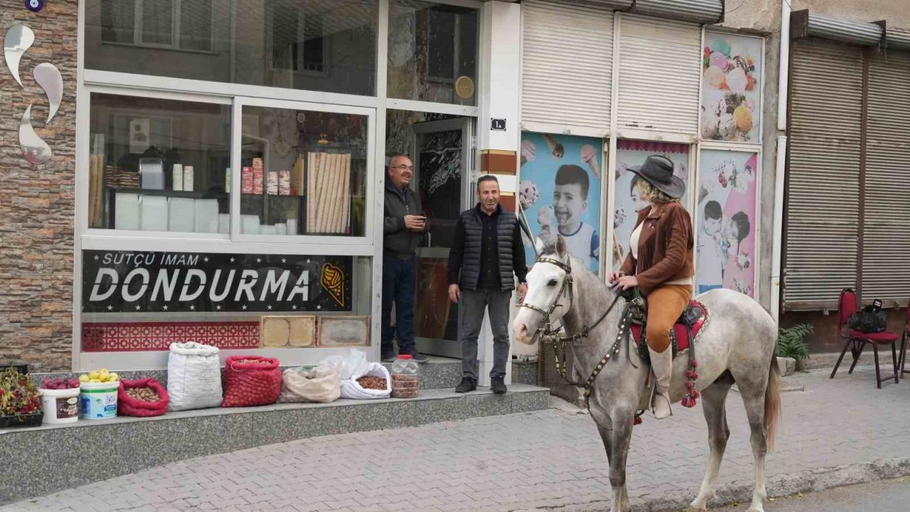 Niğde’nin “Kovboy Muhtar”ı ,  Mahalle Sakinleriyle Atı İle Buluşuyor