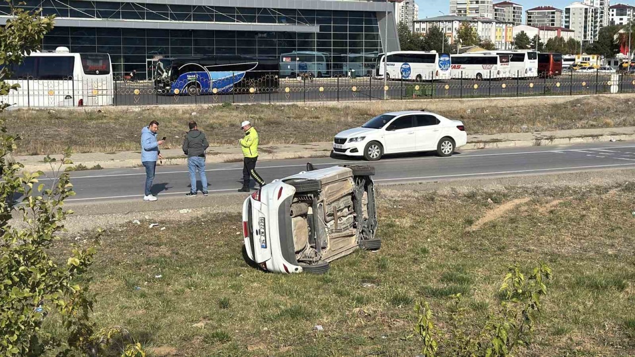 Sivas’ta Kontrolden Çıkan Otomobil Yan Yattı: Sürücü Yaralandı