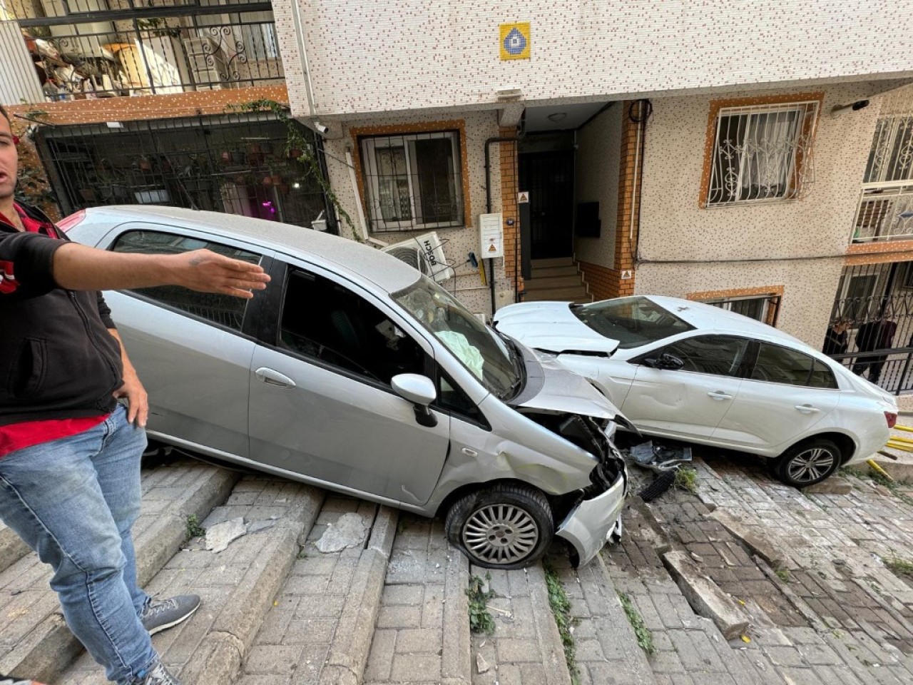 İzmir'de Alkollü Sürücünün Kazası: Park Halindeki Araçlar ve Binalar Hasar Gördü