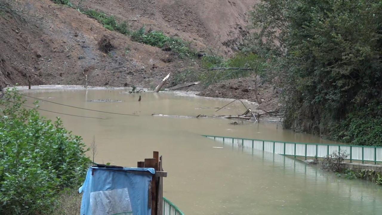 Rize’de Heyelan Panik Yarattı: Boş Binalar Yıkıldı,  Gölet Oluştu