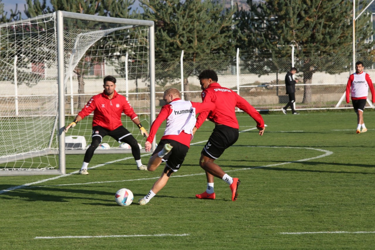 Sivasspor'da Emrah ve Alex İdmanlara Çıkıyor