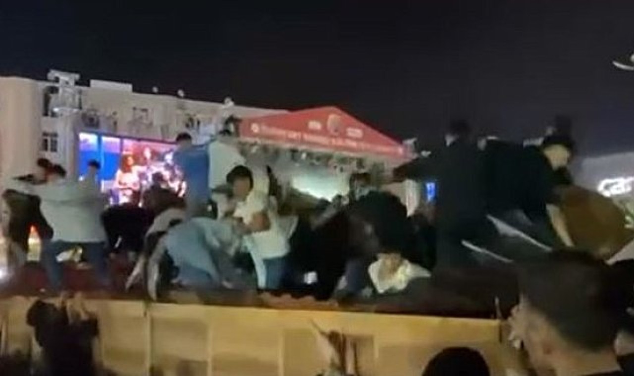 Esenyurt Meydanı'nda Konser Kazası: Stant Çöktü,  Tartışma Çıktı