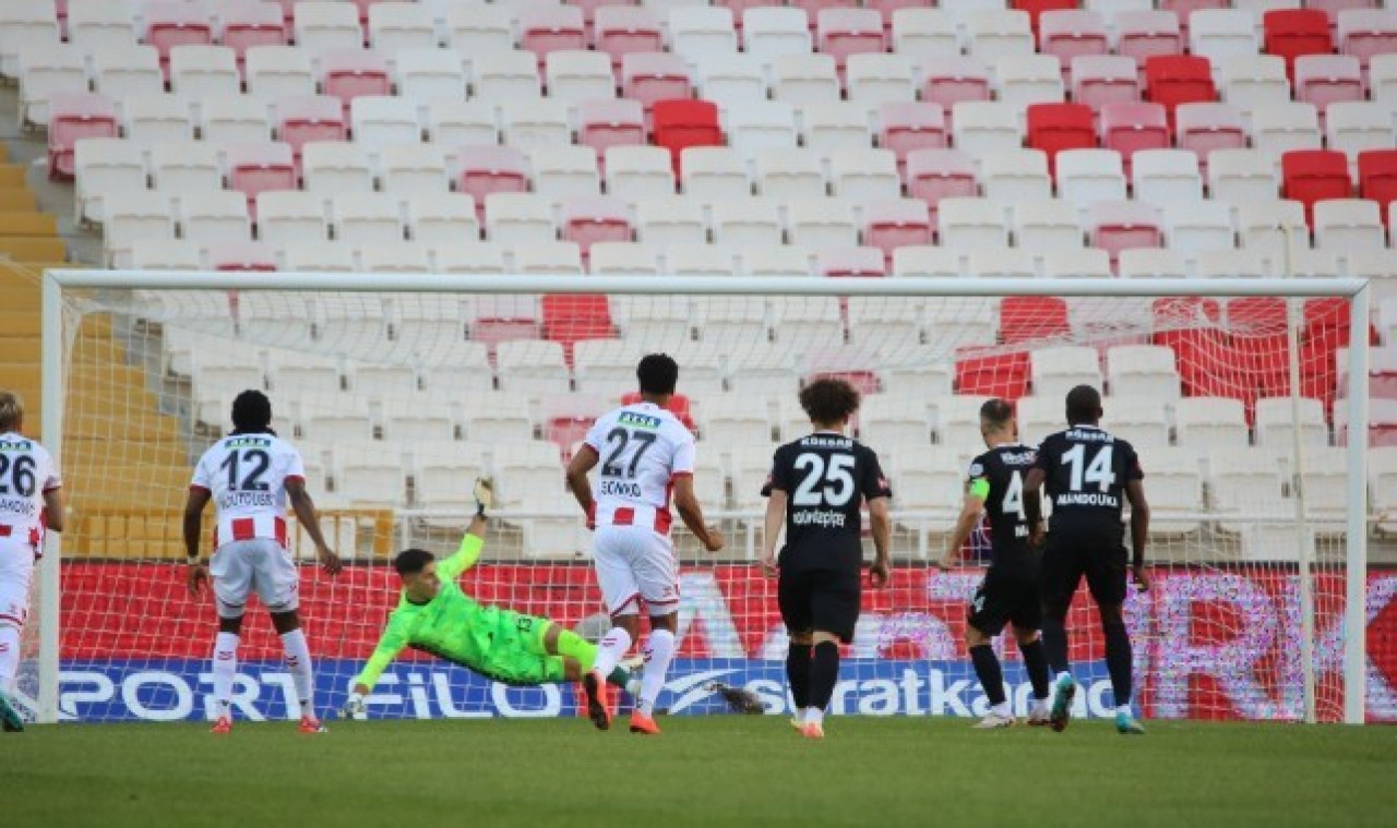 Sivasspor'da Şok Sakatlık! Yıldız Oyuncu Sakatlandı