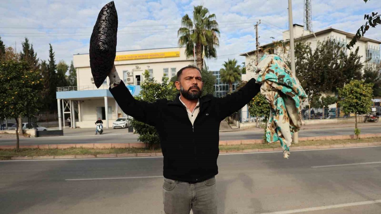 Adana’da Muhtar,  Kapatılan PTT Şubesi İçin Eyleme Başladı