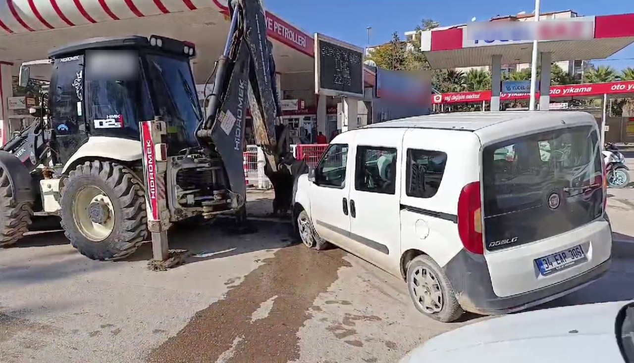 Adıyaman’da Kepçeye Çarpan Hafif Ticari Araçta 2 Yaralı