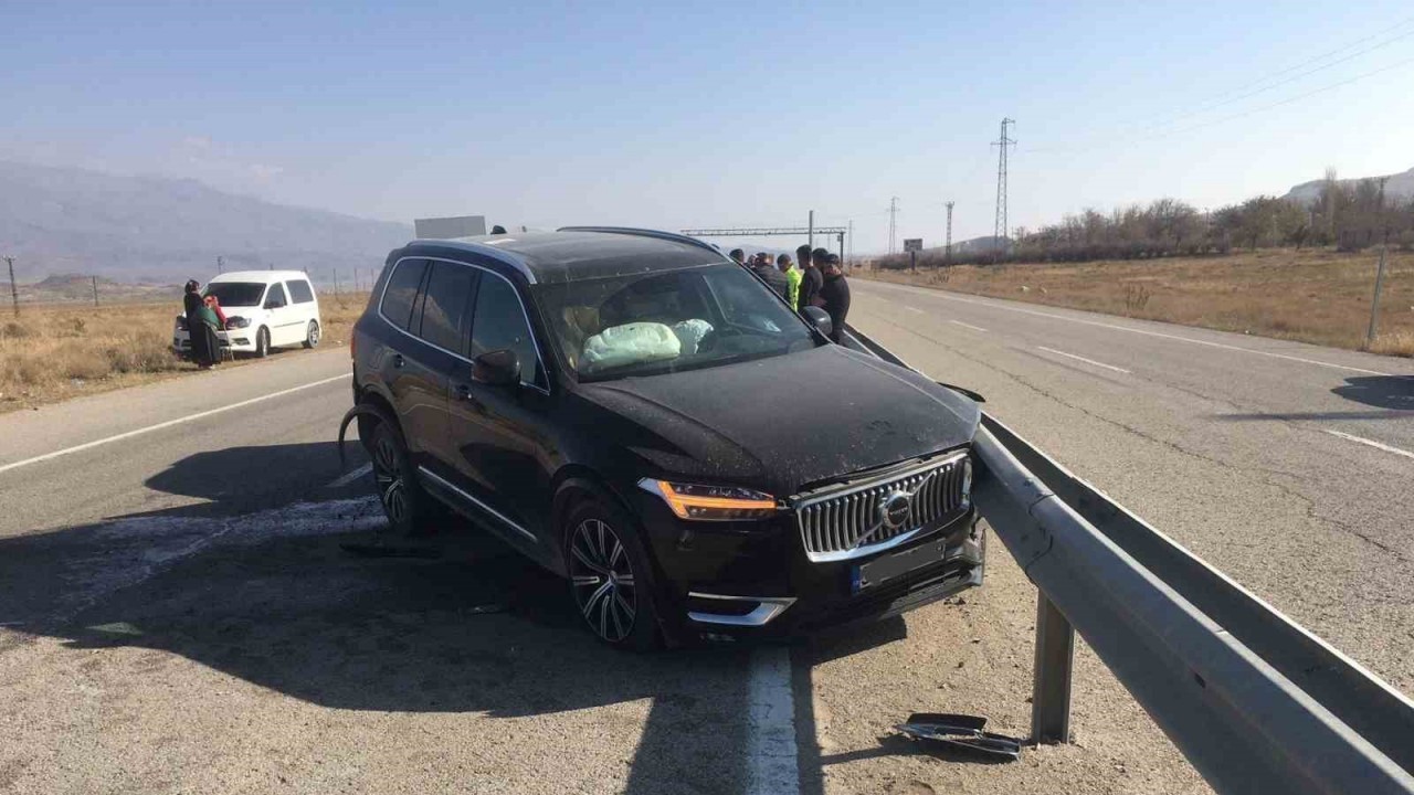 Ağrı'da Trafik Kazası: 3 Kişi Yaralandı