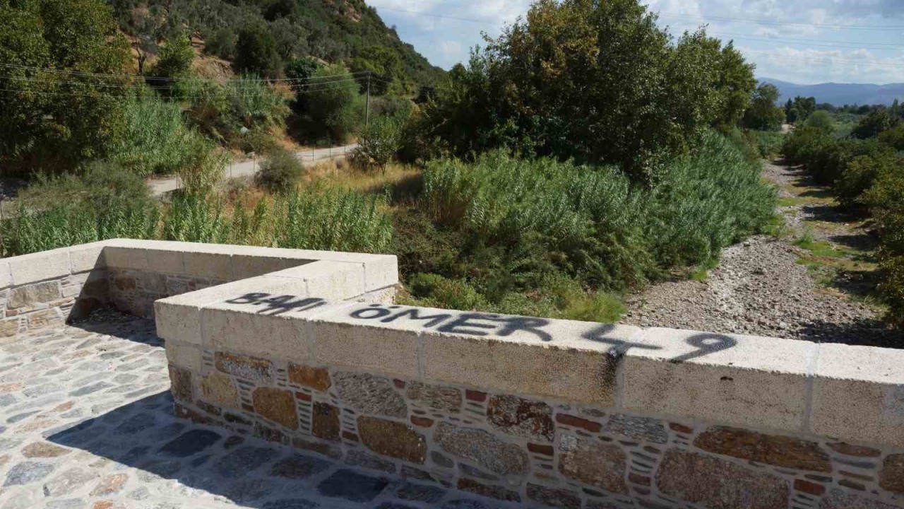 Aydın’daki Tarihi Çatma Köprü,  Vandalların Hedefi Oldu