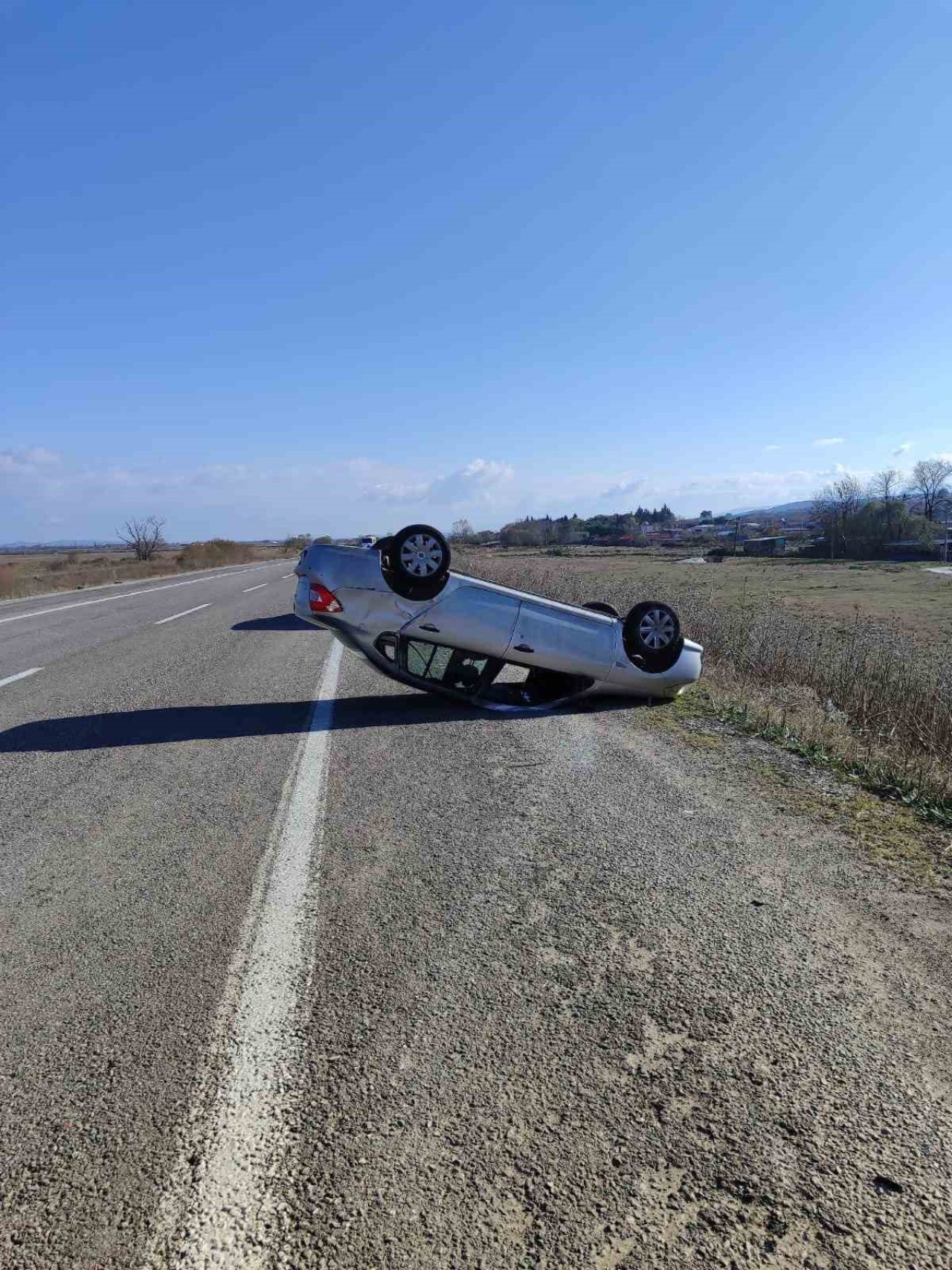 Balıkesir’de Trafik Kazası: Takla Atan Otomobilde Bir Kişi Yaralandı