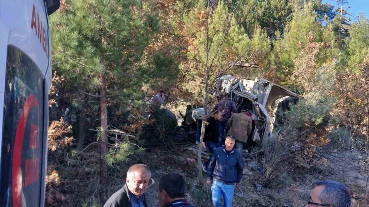 Burdur’da Freni Patlayan Kamyon Uçuruma Uçtu,  Sürücü Ağır Yaralandı