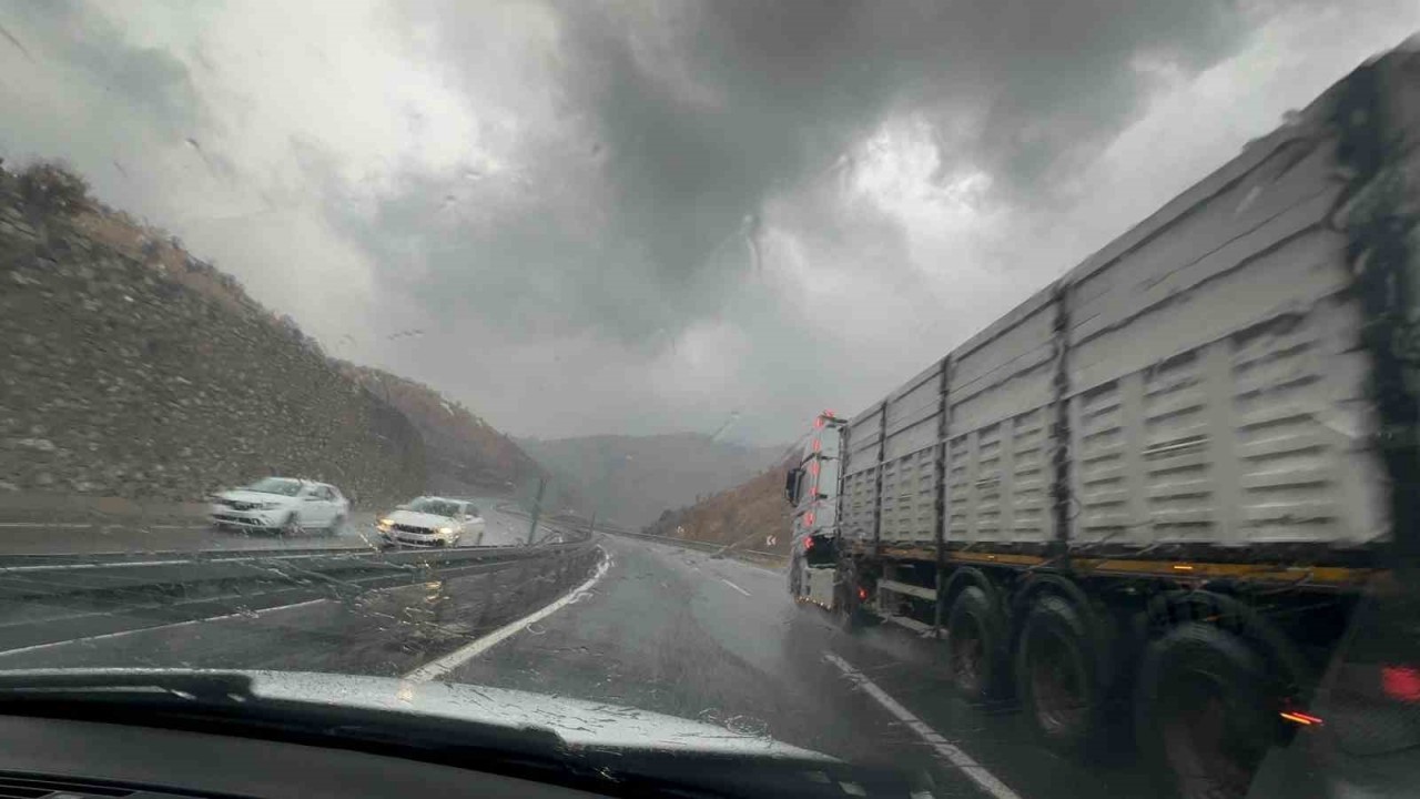 Elazığ’da Sağanak Yağış: Sürücüler Zor Anlar Yaşadı