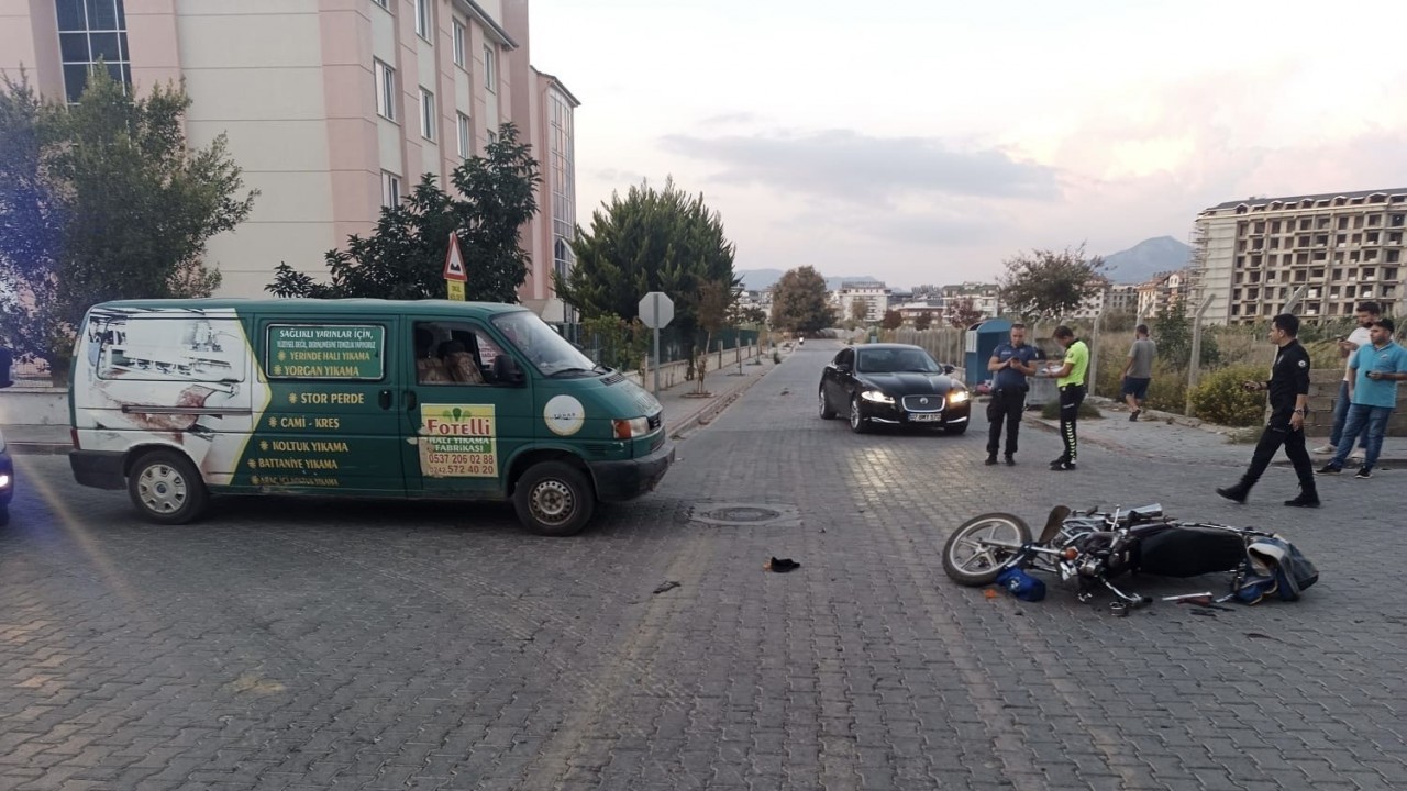 Gazipaşa’da Motosiklet ile Panelvan Minibüs Çarpıştı: 1 Yaralı