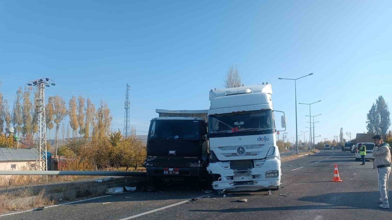 Iğdır'da Trafik Kazası: Kamyon ile Tır Çarpıştı,  Sürücüler Hafif Yaralı