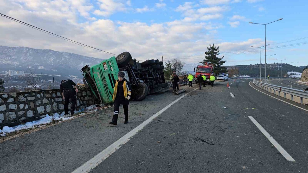 Karabük’te Kamyon Devrildi: 2 Kişi Hayatını Kaybetti